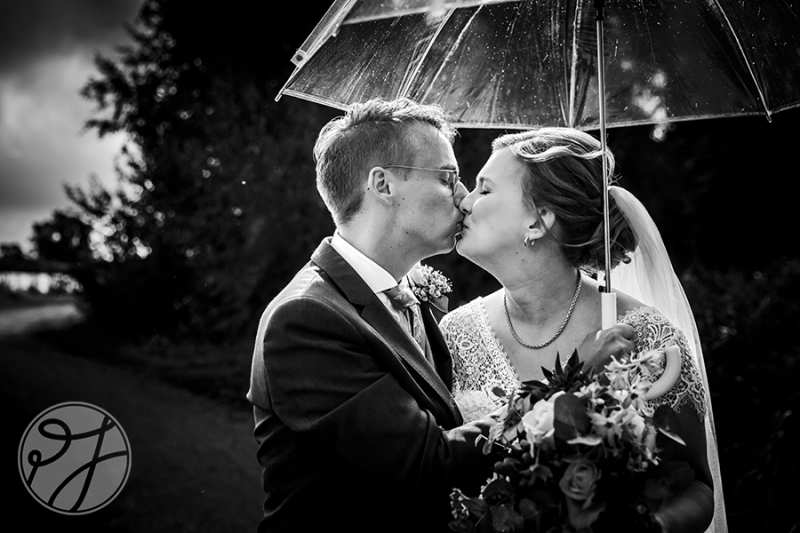 trouwen-in-bodegraven-reeuwijk-regen-op-je-bruiloft-petra-de-jong-fotografie-boskoop