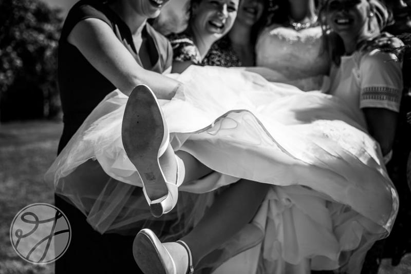 trouwen-in-nieuwkoop-weddingdress-trouwschoenen-vriendinnen-van-de-bruid-petra-de-jong-fotografie-boskoop