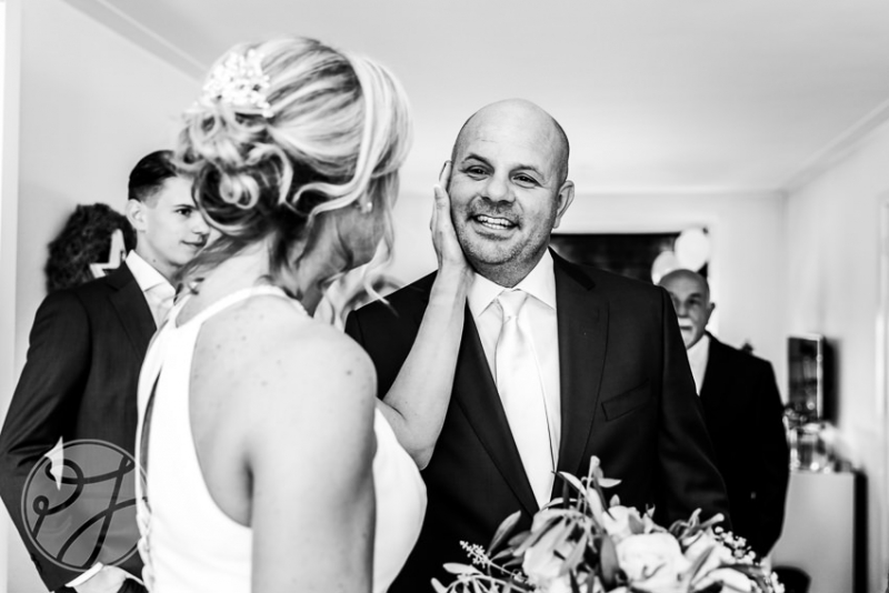 trouwen-in-santpoort-noord-first-look-bruidspaar-02-petra-de-jong-fotografie-boskoop